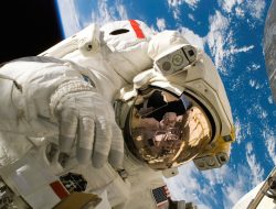 Astronot Ini Memanggil Nomor 911 Dari Luar Angakasa