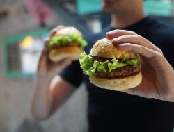 Sebuah Burger Luar Angkasa Mendarat Di Lapangan Sepak Bola
