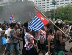 Baru Kali Ini Terjadi, Bendera Bintang Kejora Berkibar di Depan Istana