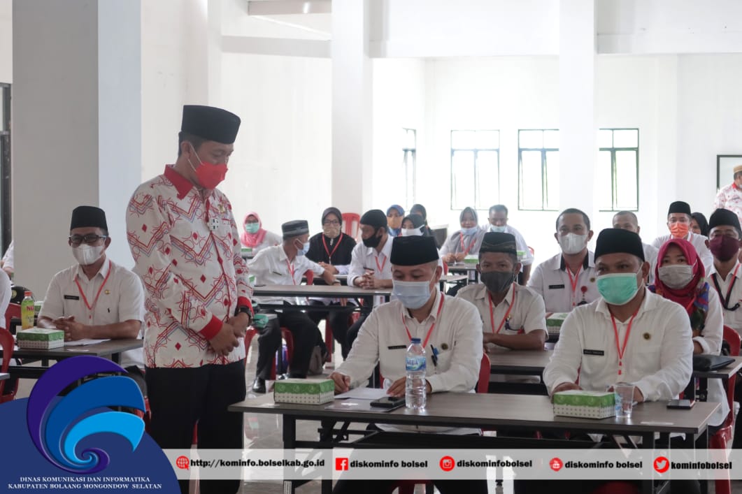 Bupati Bolsel, Iskandar Kamaru saat membuka Ujian Dinas.