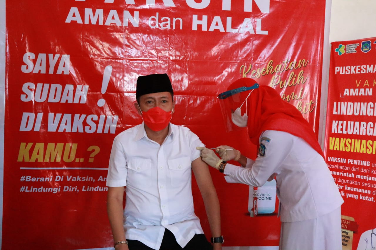 Bupati Bolsel  Terpilih, Iskandar Kamaru menerima suntikan pertama vaksin sinovac.