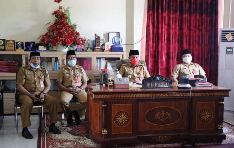 Bupati Iskandar Kamaru saat mengikuti pembukaan penilaian PPD Tahun 2021 secara Virtual