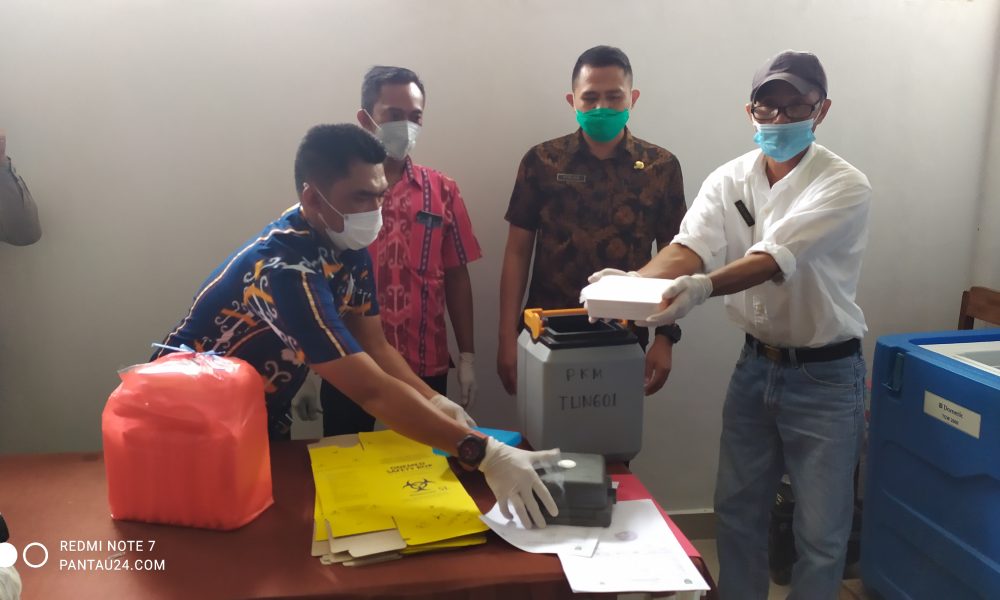 Pendistribusian vaksin sinovac ke Puskesmas Tungoi, Kecamatan Lolayan. (Foto pantau24.commarshal)