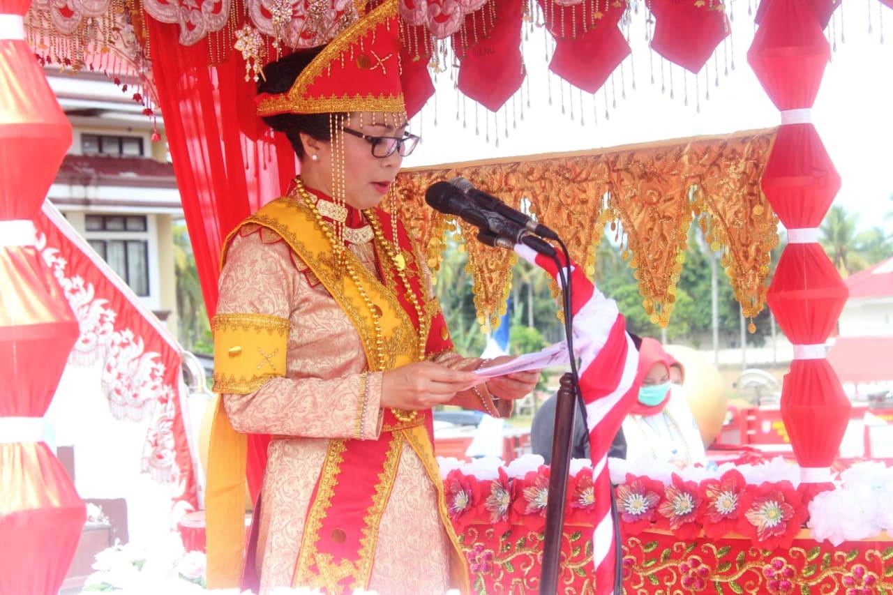 Bupati Yasti Soepredjo Mokoagow membacakan sambutan