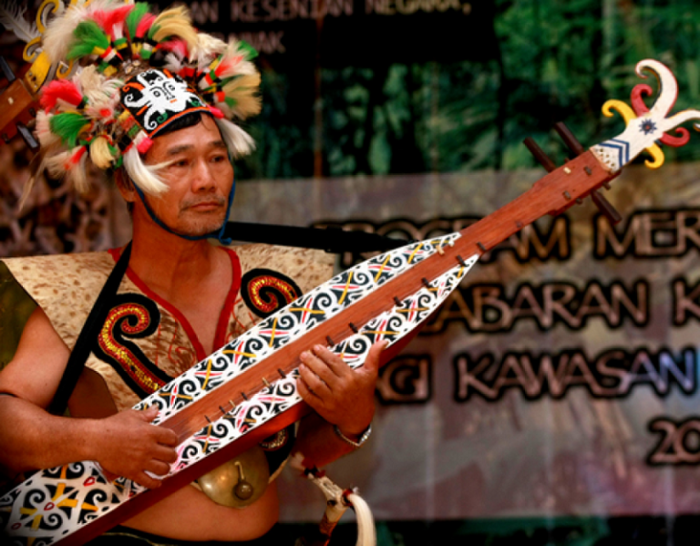 Sampek, Alat Musik Tradisional Suku Dayak Kalimantan Timur - Memantau