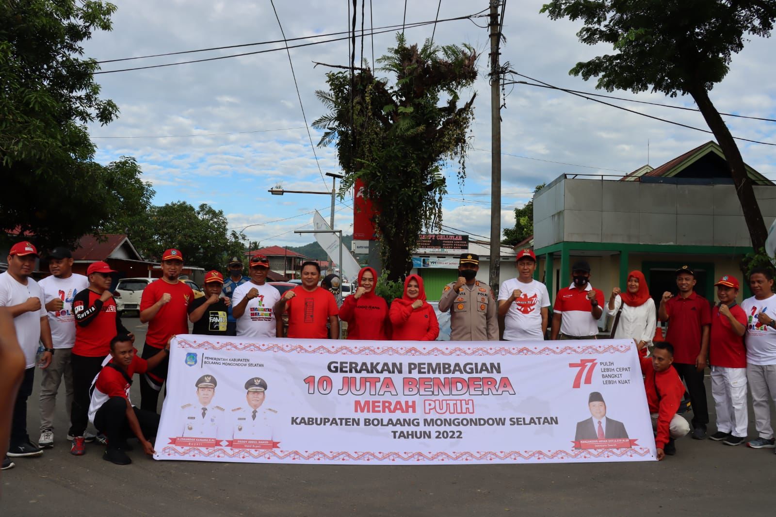 Meriahkan HUT RI Ke-77, Pemkab Bolsel Bagikan Bendera Kepada Masyarakat ...