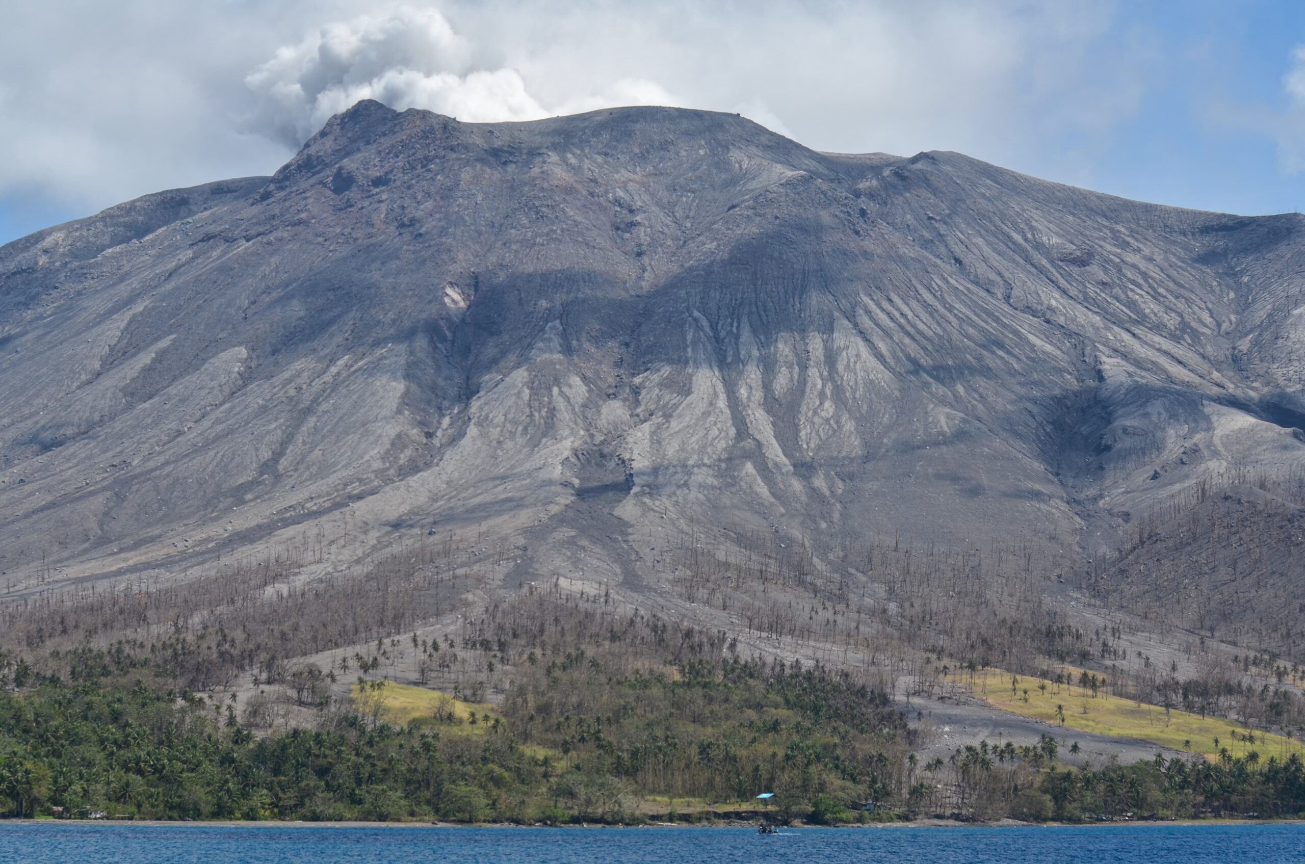 Tampak Gunung Ruang dari pelabuhan Tagulandang, (Foto: PANTAU24.COM/ Yegar Sahaduta).