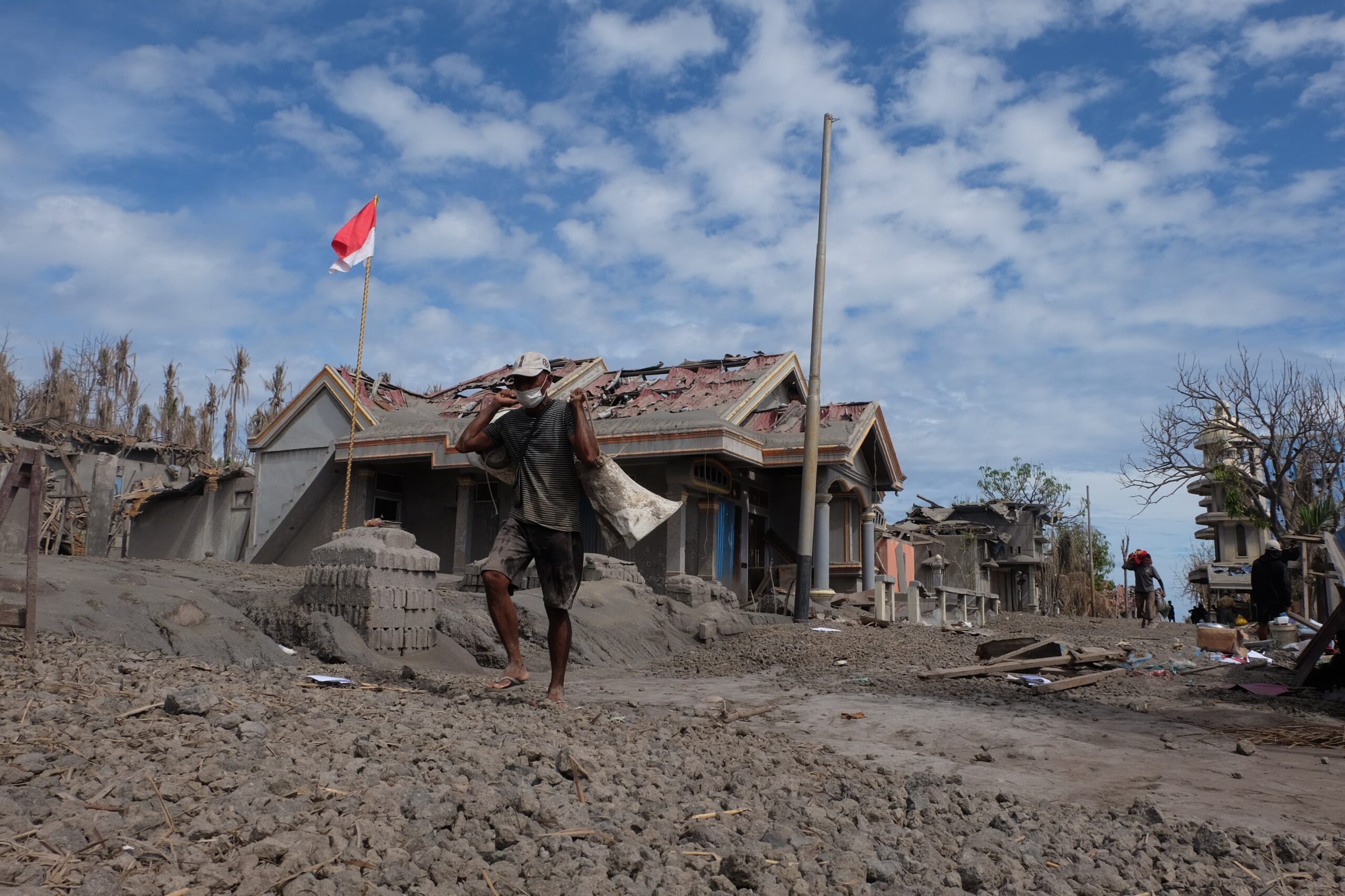 Leski Yansar Pontoh (55) warga Desa Laingpatehi merasa keputusan pemerintah untuk relokasi ke Bolsel terlalu cepat, (Foto: PANTAU24.COM/ Yegar Sahduta).