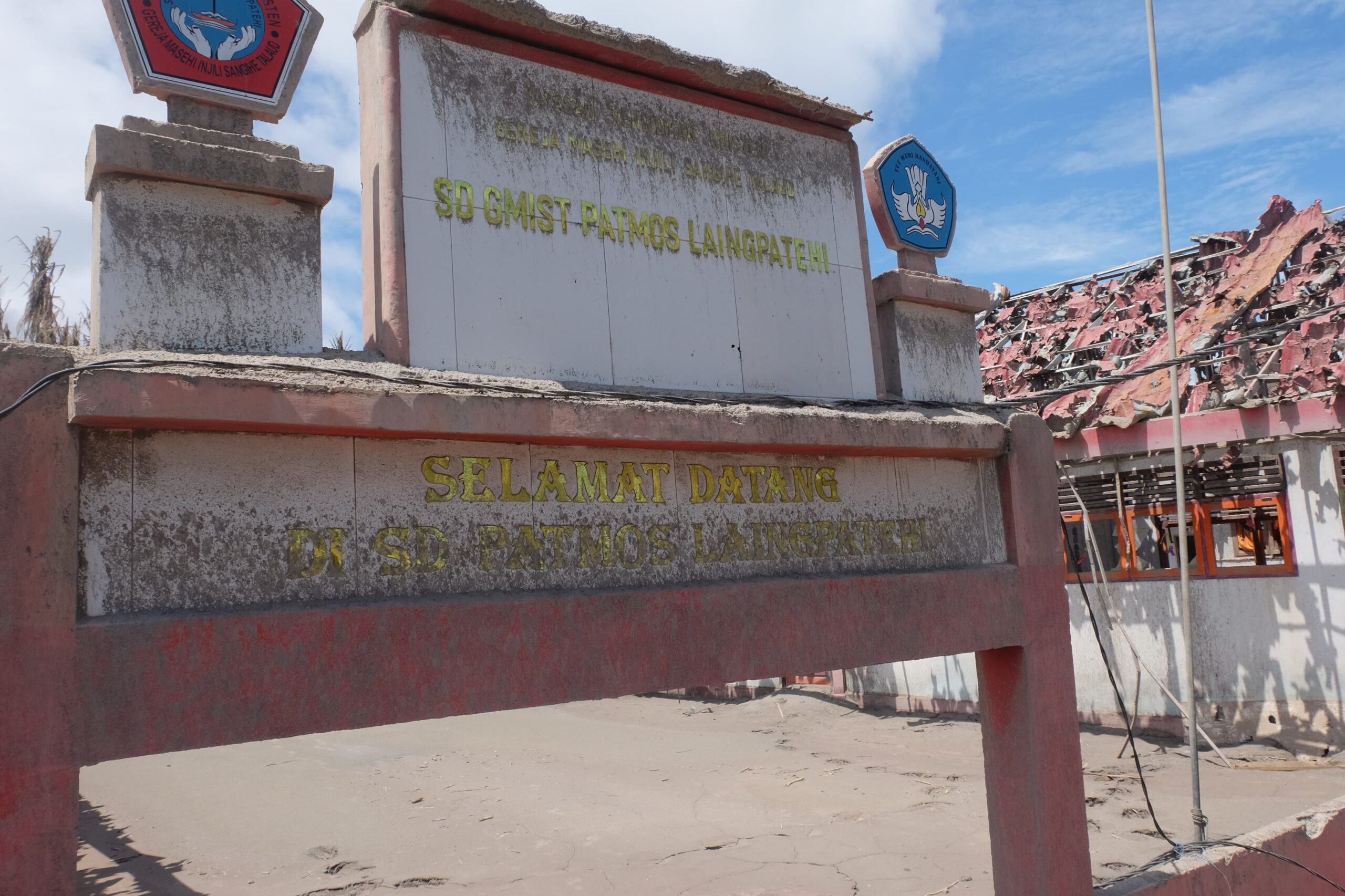 Sejak erupsi, Fiona dan semua siswa di SD GMIST Patmos Laingpatehi tidak bisa melakukan aktititas belajar lagi, (Foto: PANTAU24.COM/Yegar Sahaduta).