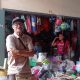 Toko milik Mandri Minggu, mulai ramai didatangi pembeli, (Foto: ZONAUTARA.com/Neno Karlina).