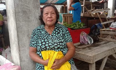 Agustina Mandag (66), pedagang asal Desa Balehumara, (Foto: ZONAUTARA.com/Neno Karlina).