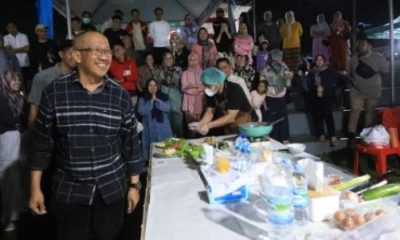 Pj. Wali Kota Kotamobagu, Asripan Nani saat ikut berpartisipasi dalam lomba masak nasi goreng, (Foto: Diskominfo KK).