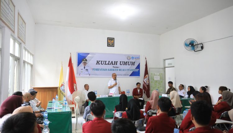 Pj Wali Kota Kotamobagu Asripan Nani, memberikan Kuliah Umum bagi Mahasiswa STIE Widya Darma Kotamobagu, (Foto: Diskominfo KK).
