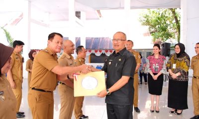 Pj Wali Kota Kotamobagu, Asripan Nani saat menyerahkan SPPDT PBB, (Foto: Diskominfo).