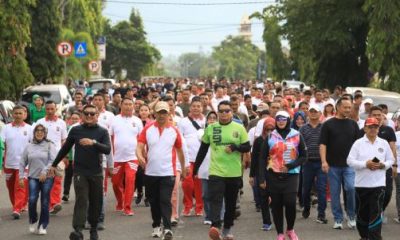 Pj. Wali Kota, Dr. Drs. Hi. Asripan Nani, memimpin ribuan peserta dalam acara Fun Run dan Jalan Sehat pada tanggal 17 Mei 2024, yang diadakan di Alun-Alun Boki Hontinimbang Kotamobagu, untuk merayakan HUT ke-17 Kota Kotamobagu, (Foto: ZONAUTARA.com/Sajidin Kandoli).