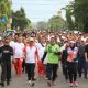 Pj. Wali Kota, Dr. Drs. Hi. Asripan Nani, memimpin ribuan peserta dalam acara Fun Run dan Jalan Sehat pada tanggal 17 Mei 2024, yang diadakan di Alun-Alun Boki Hontinimbang Kotamobagu, untuk merayakan HUT ke-17 Kota Kotamobagu, (Foto: ZONAUTARA.com/Sajidin Kandoli).
