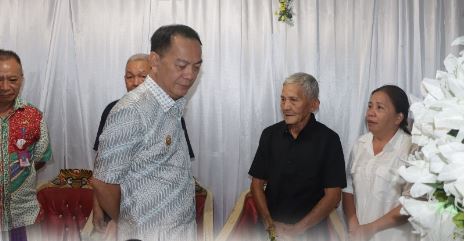 Wali Kota Tomohon Melayat ke Rumah Duka Ibu Agustina Tijow, (Foto: Pemkot Tomohon).