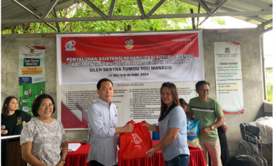 Wali Kota Tomohon, Caroll Senduk menyerahkan bantuan kepada orang dengan disabilitas di Tomohon, (Foto: Pemkot Tomohon).