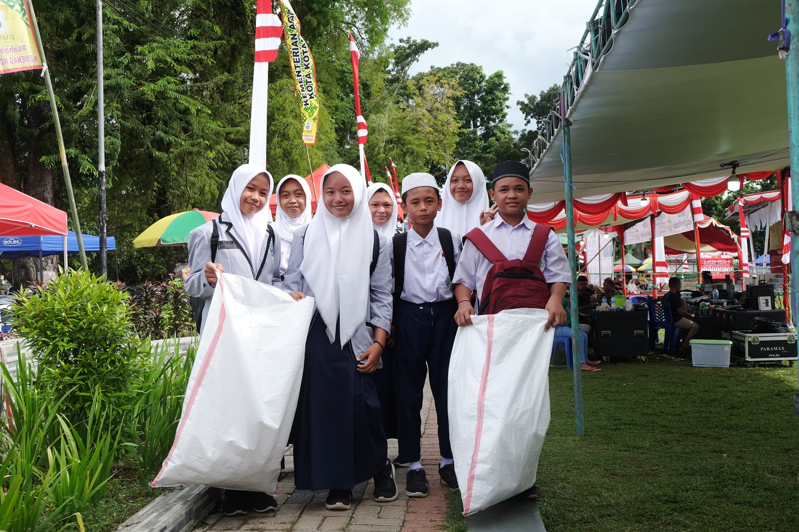 Partisipasi Siswa MTs Al-Hikmah Mogutat di Aksi Bersih Alun-Alun Boki Hontinimbang, (Foto: PANTAU24.COM/Yegar Sahaduta).