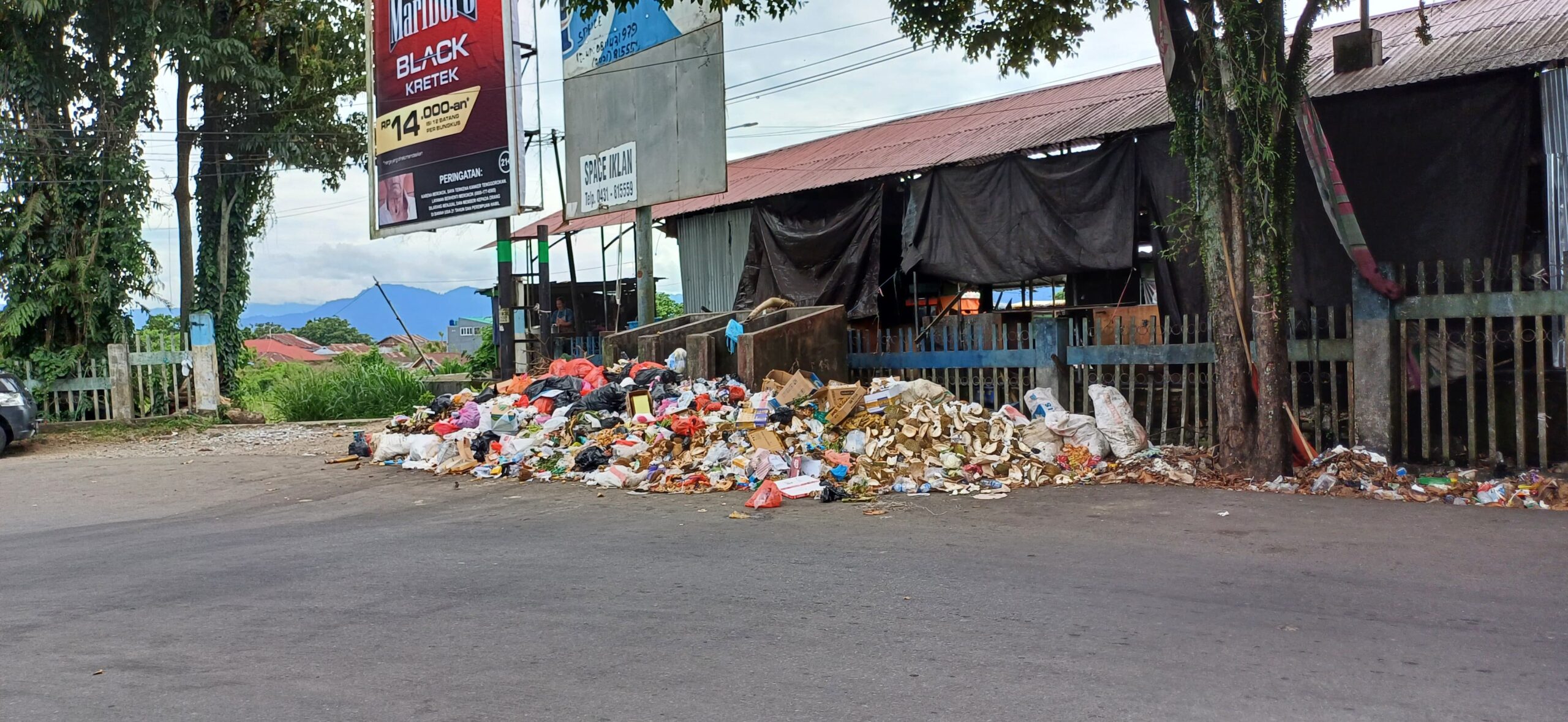Keluh kesah warga lantaran sampah menumpuk di sepanjang jalan Kotamobagu 9 Keluh kesah warga lantaran sampah menumpuk di sepanjang jalan Kotamobagu