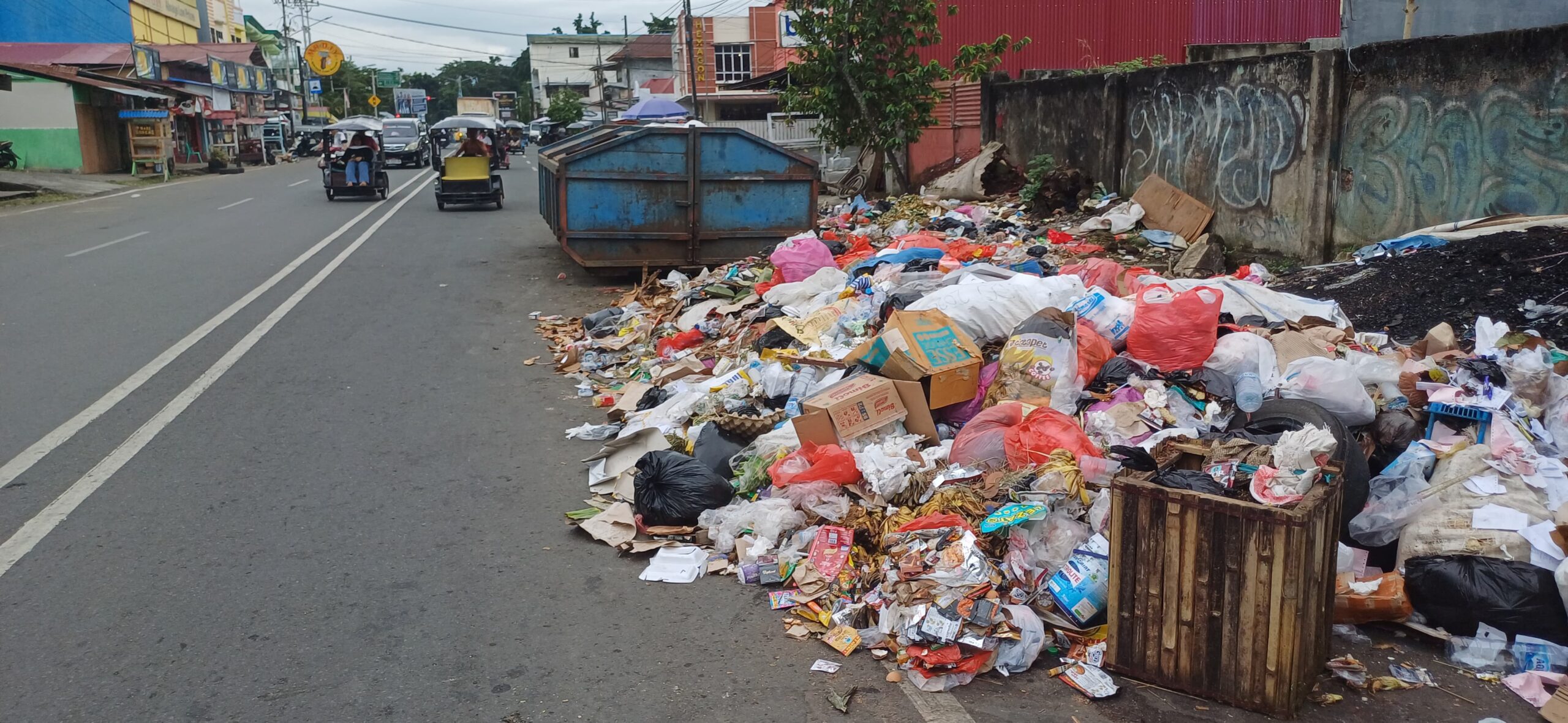 Keluh kesah warga lantaran sampah menumpuk di sepanjang jalan Kotamobagu 8 sampah