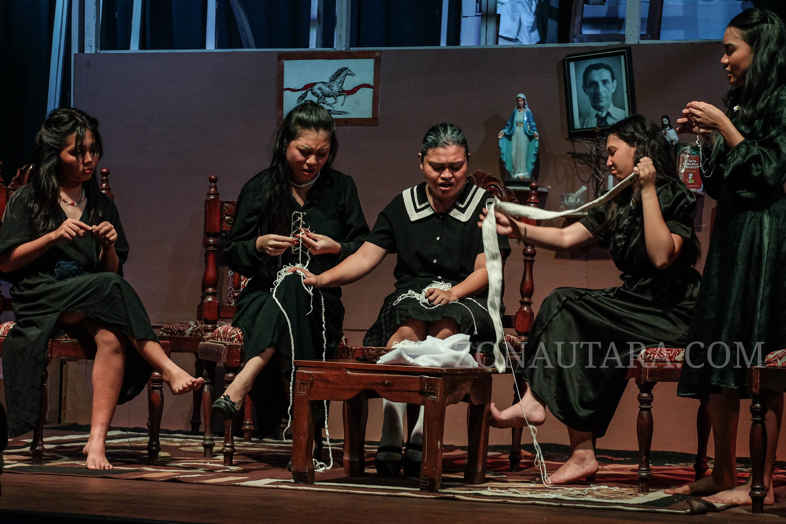 FOTO: Pementasan teater Rumah Bernarda Alba di Manado 11 FOTO: Pementasan teater Rumah Bernarda Alba di Manado