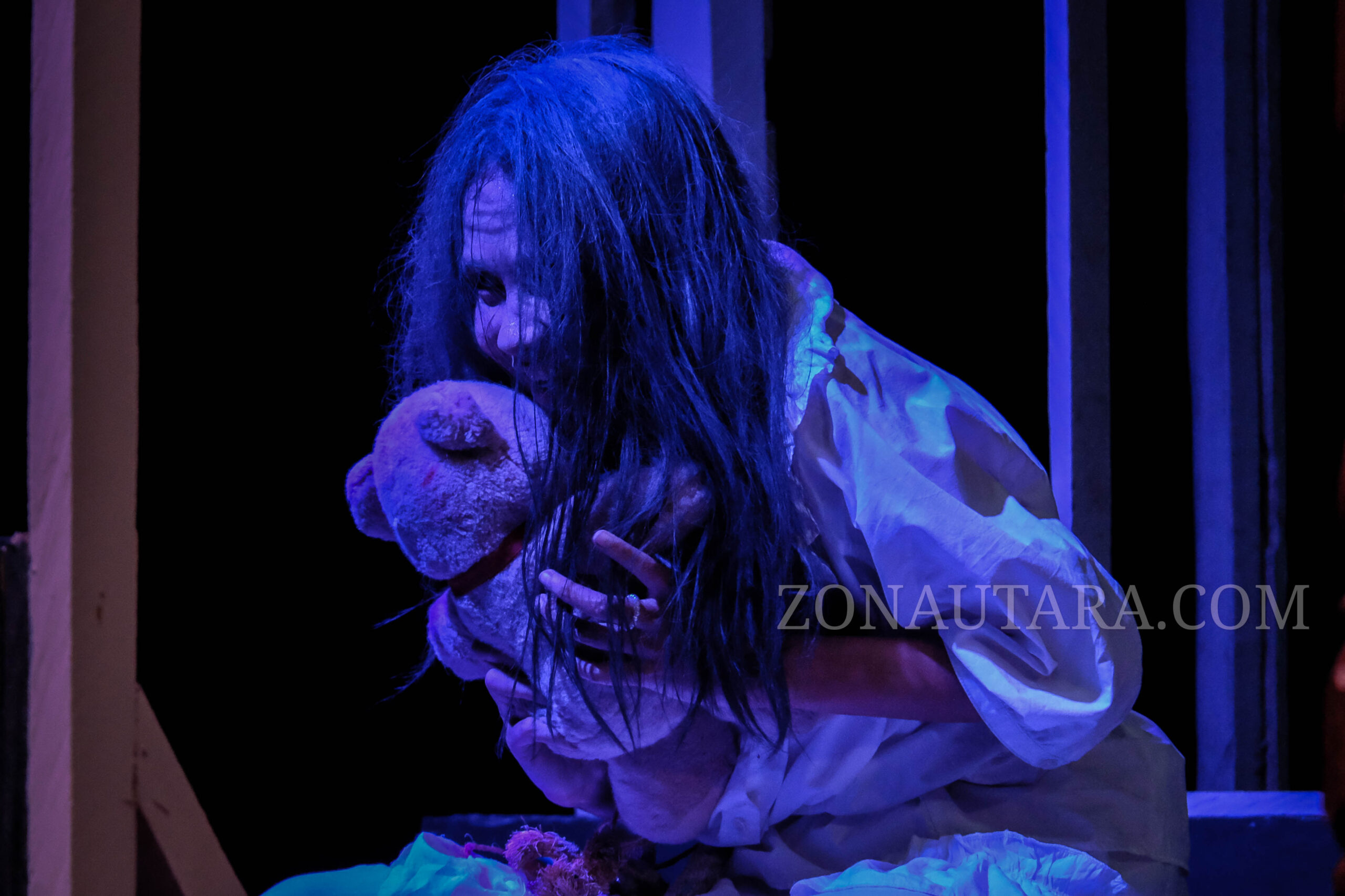 FOTO: Pementasan teater Rumah Bernarda Alba di Manado 8 FOTO: Pementasan teater Rumah Bernarda Alba di Manado