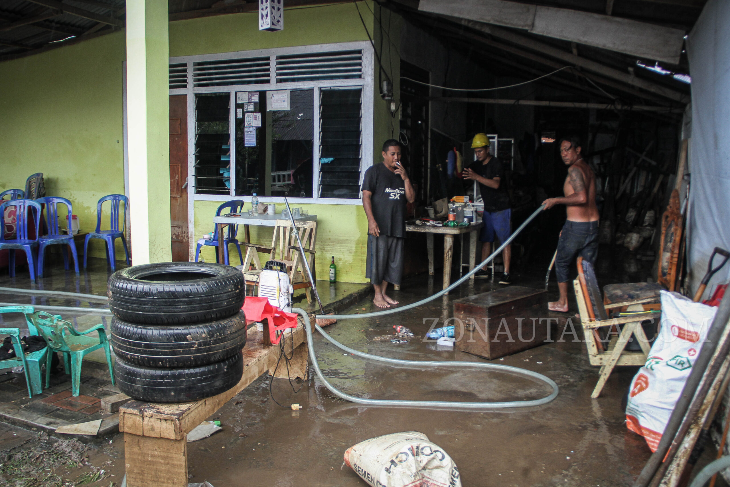 FOTO: Wagub Sulut tinjau korban terdampak banjir di Manado