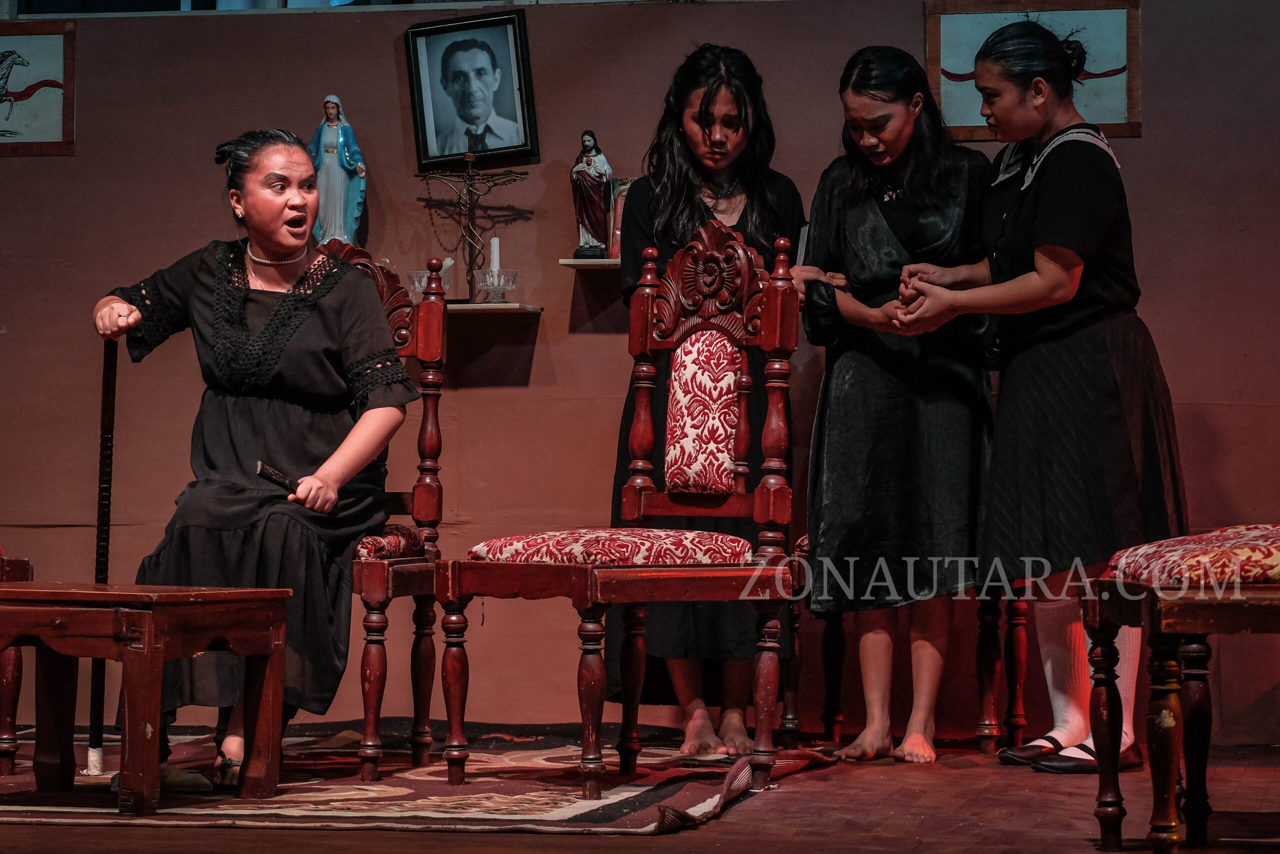 FOTO: Pementasan teater Rumah Bernarda Alba di Manado 7 FOTO: Pementasan teater Rumah Bernarda Alba di Manado