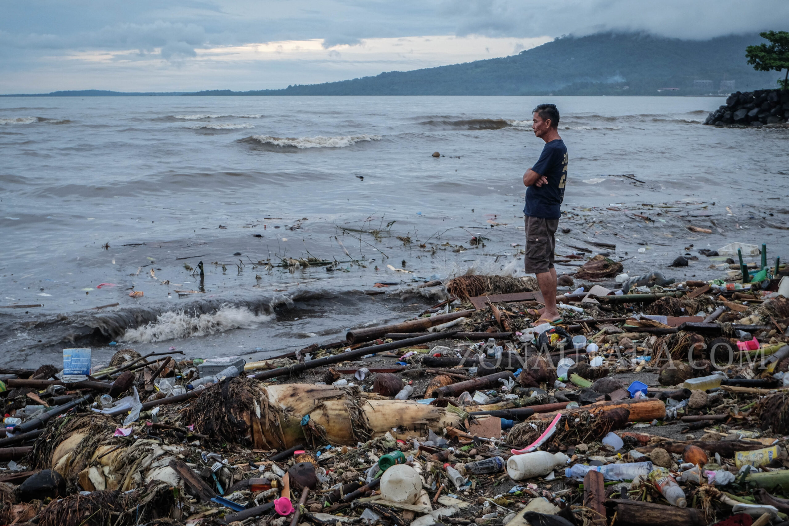 Sampah kiriman banjir menumpuk di Pantai Sindulang, warga minta pemerintah bertindak 8 Sampah kiriman banjir menumpuk di Pantai Sindulang, warga minta pemerintah bertindak