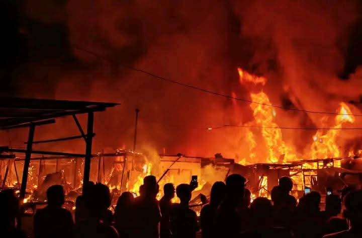 Pasar Lolak dilahap si jago merah, butuh dua jam untuk pemadaman