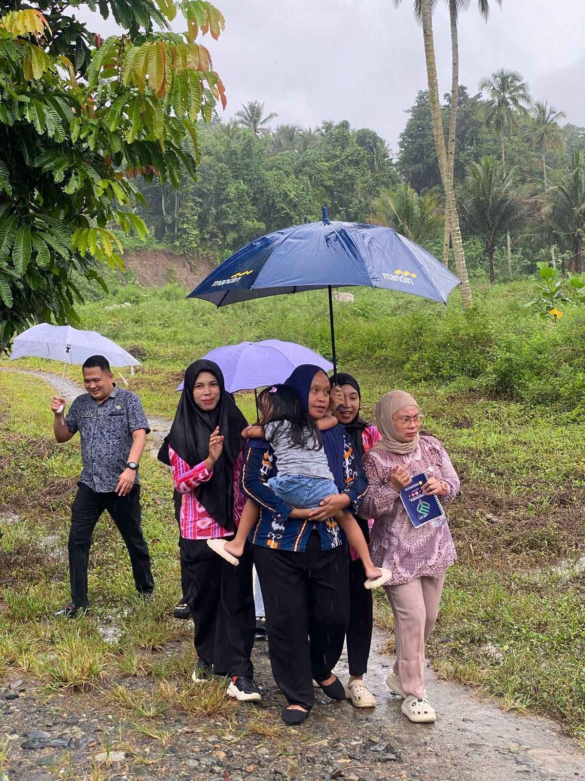 Menembus hujan dan jalan berbatu, petugas Puskesmas Tanoyan tak surut layani warga Mengkang 10 Menembus hujan dan jalan berbatu, petugas Puskesmas Tanoyan tak surut layani warga Mengkang