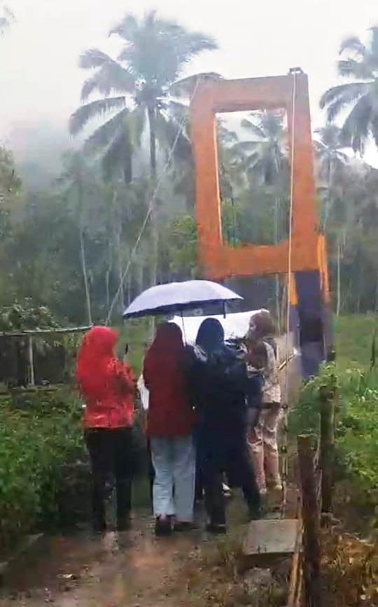 Menembus hujan dan jalan berbatu, petugas Puskesmas Tanoyan tak surut layani warga Mengkang 11 Menembus hujan dan jalan berbatu, petugas Puskesmas Tanoyan tak surut layani warga Mengkang