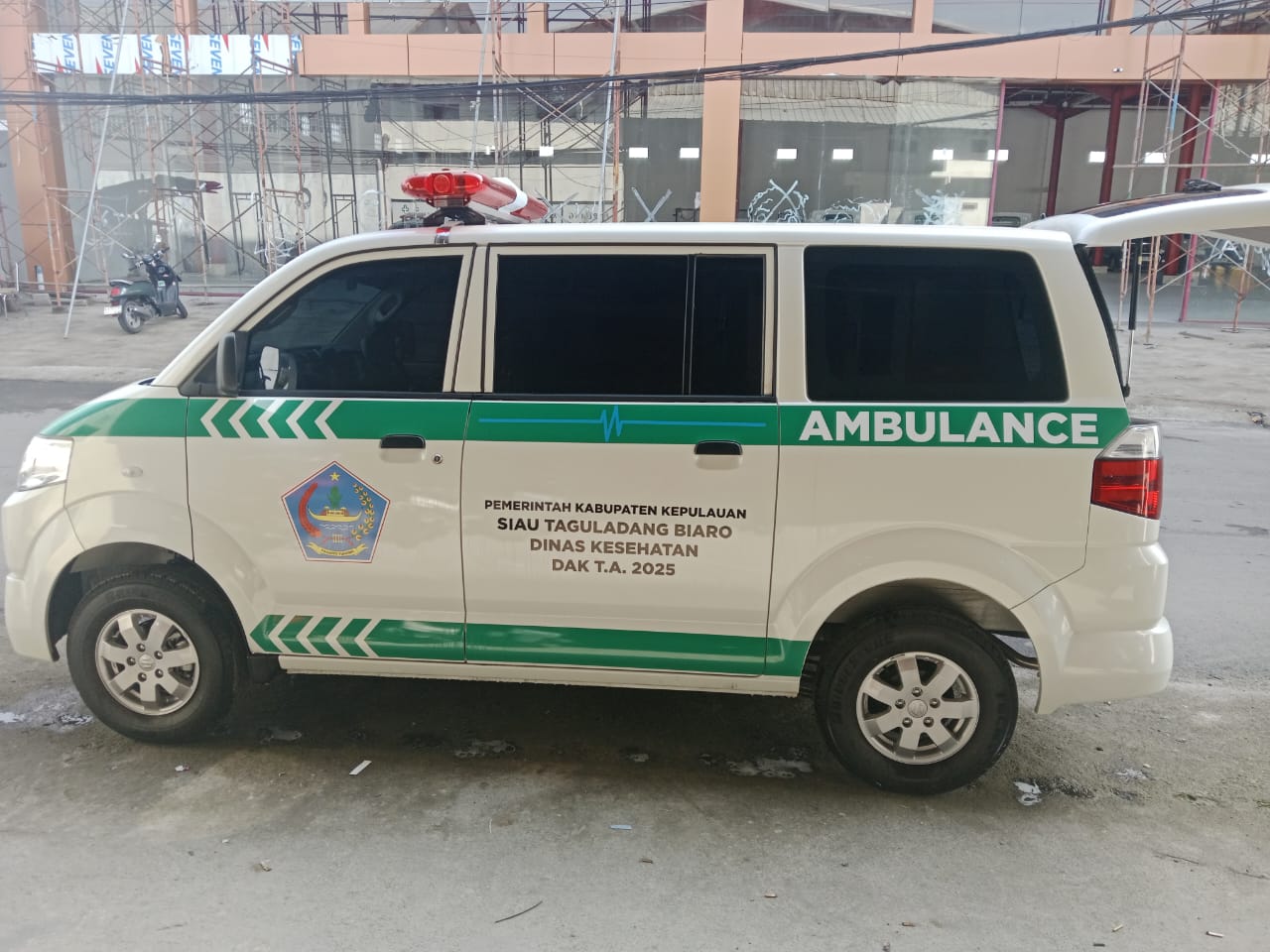 Bupati Sitaro pastikan dua Puskesmas di kepulauan terima bantuan ambulance