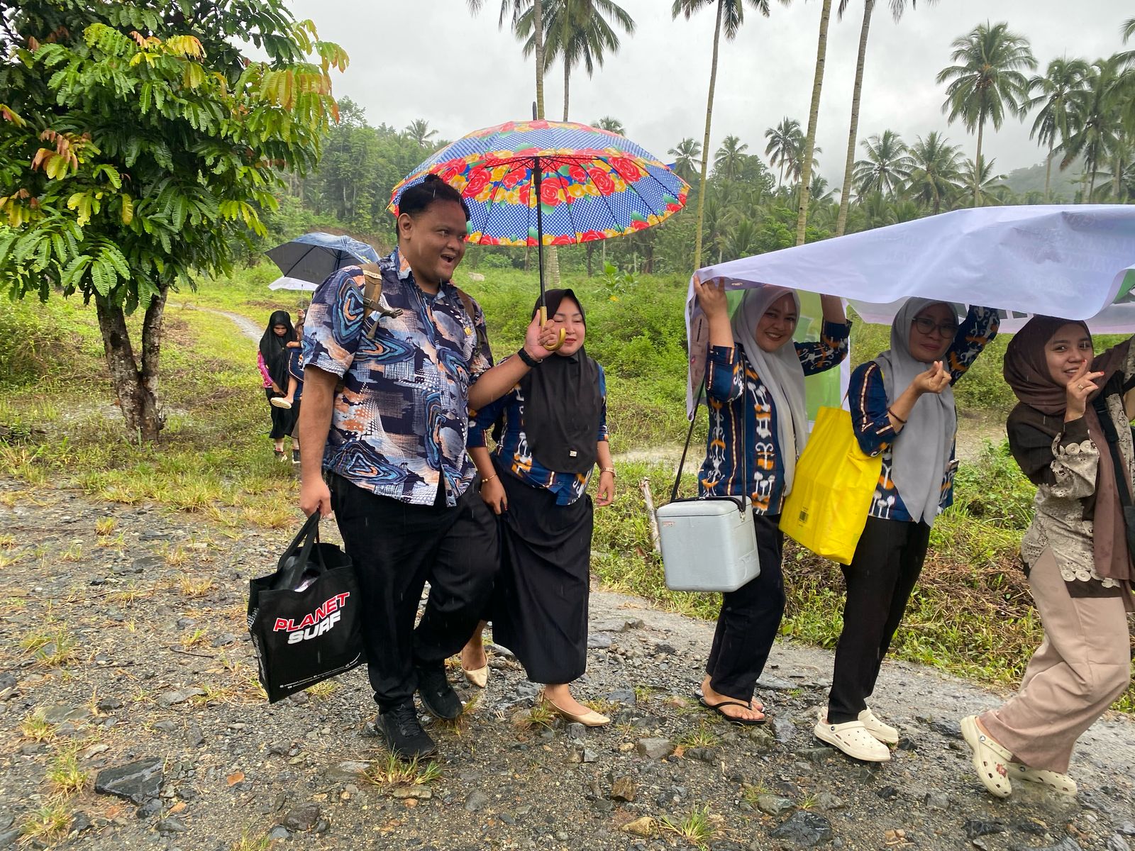 Menembus hujan dan jalan berbatu, petugas Puskesmas Tanoyan tak surut layani warga Mengkang 8 Menembus hujan dan jalan berbatu, petugas Puskesmas Tanoyan tak surut layani warga Mengkang