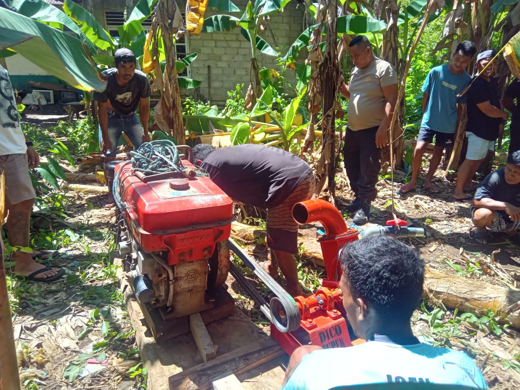 Rumah terendam banjir, warga dan Pemerintah Makalehi gunakan mesin pompa kuras air danau ke pantai
