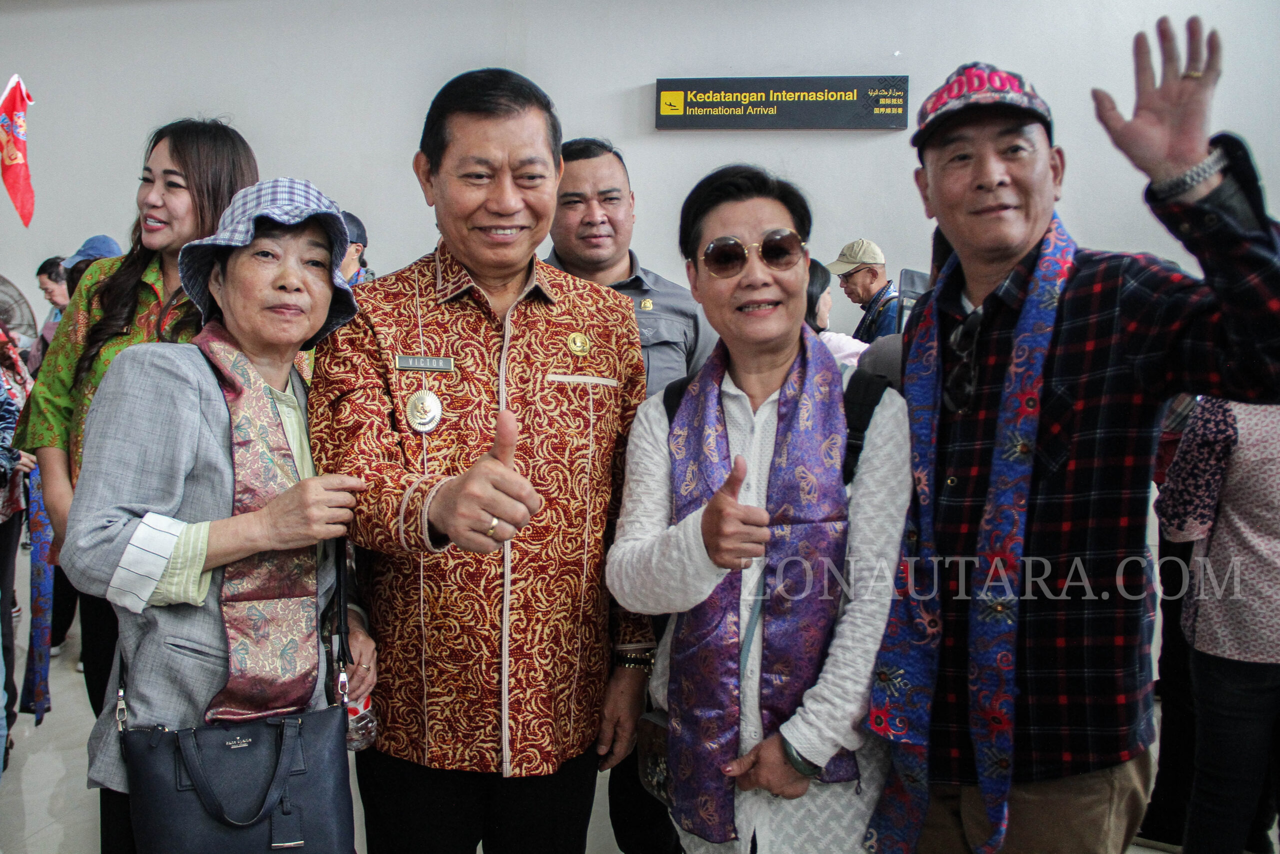 Wagub Victor Mailangkay sambut langsung turis Shanghai di Bandara Sam Ratulangi 8 Wagub Victor Mailangkay sambut langsung turis Shanghai di Bandara Sam Ratulangi