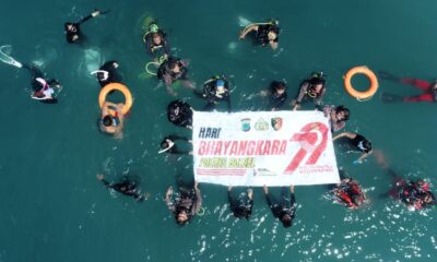 Kompak para Diver berhasil kibarkan spanduk di dasar laut desa Sondana. (Dok pribadi).