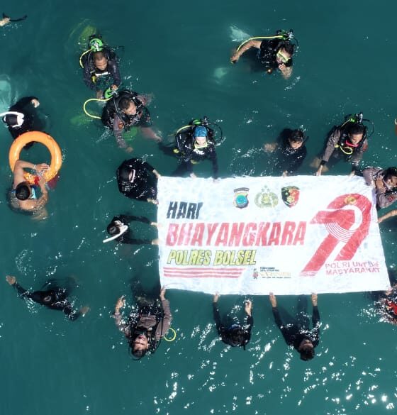 Kompak para Diver berhasil kibarkan spanduk di dasar laut desa Sondana. (Dok pribadi).