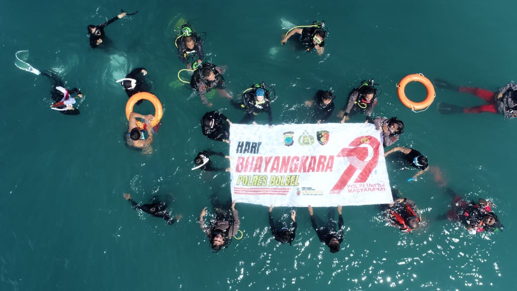 Kompak para Diver berhasil kibarkan spanduk di dasar laut desa Sondana. (Dok pribadi).