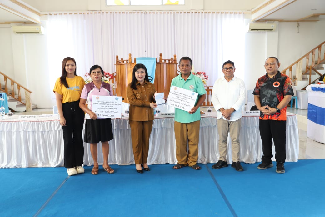 Bupati Sitaro serahkan dana stimulan kepada warga terdampak erupsi di Tagulandang