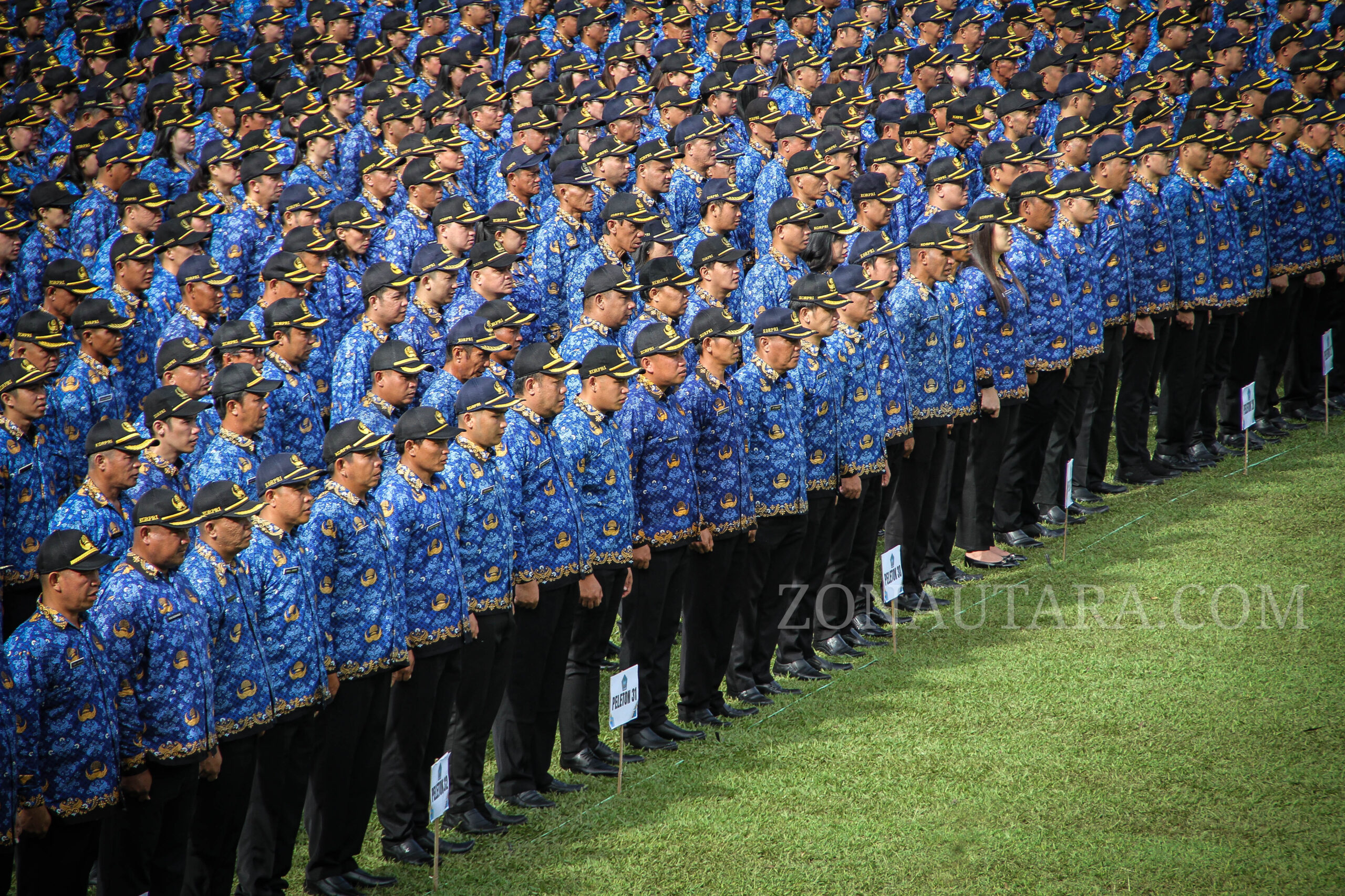 FOTO: Momen 3.420 PPPK Sulut terima SK pengangkatan di Lapangan Kantor Gubernur 10 FOTO: Momen 3.420 PPPK Sulut terima SK pengangkatan di Lapangan Kantor Gubernur