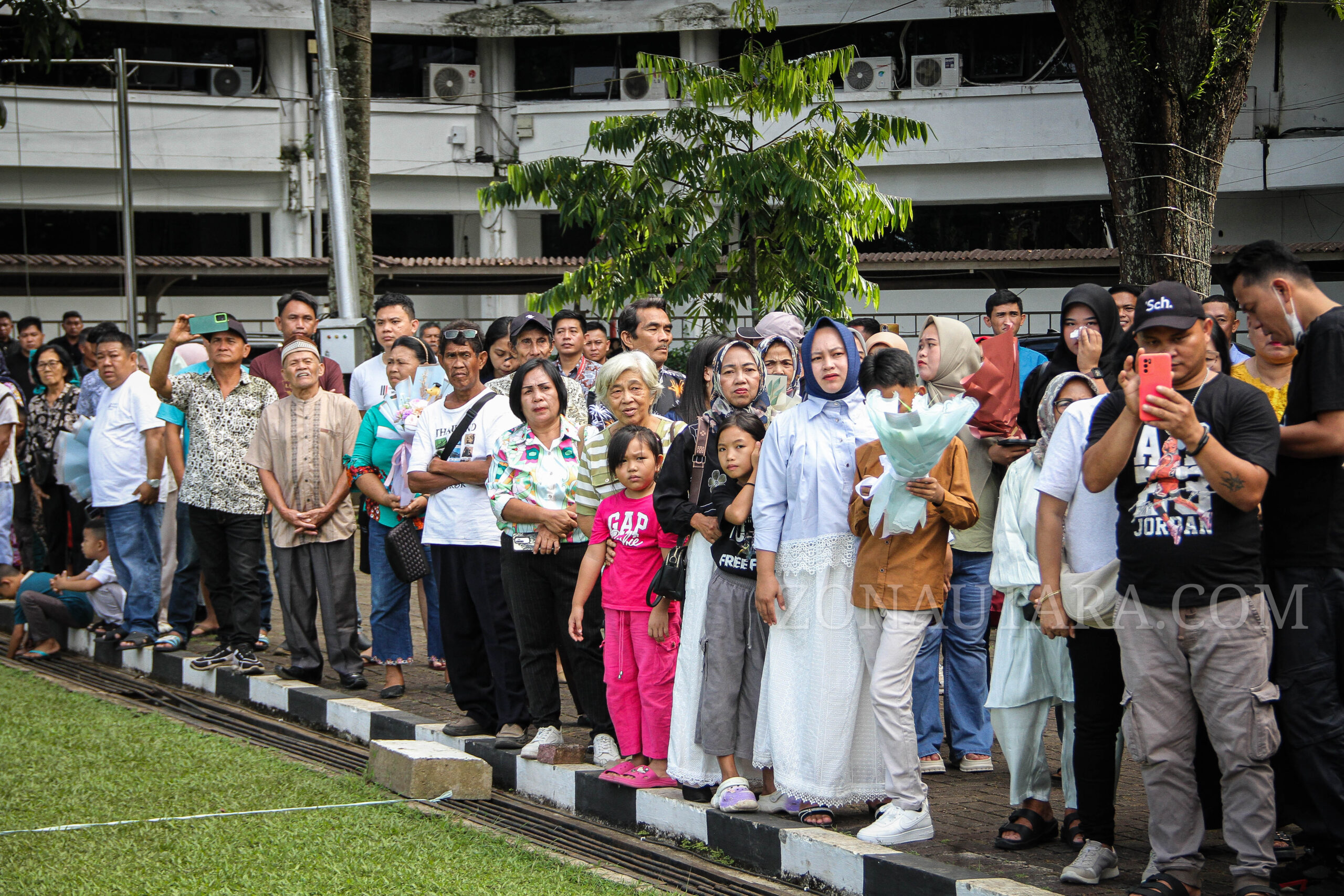 FOTO: Momen 3.420 PPPK Sulut terima SK pengangkatan di Lapangan Kantor Gubernur 14 FOTO: Momen 3.420 PPPK Sulut terima SK pengangkatan di Lapangan Kantor Gubernur