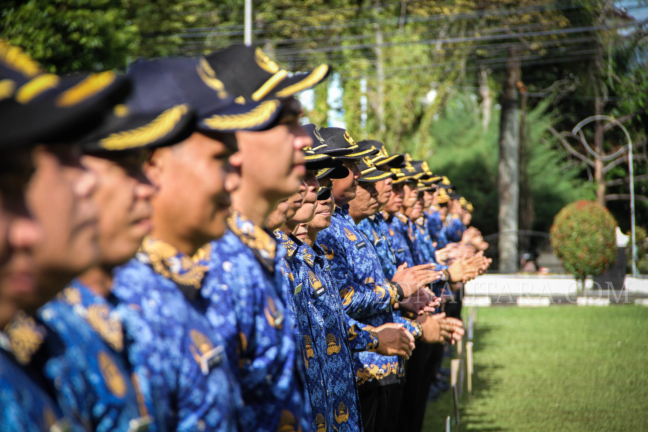 FOTO: Momen 3.420 PPPK Sulut terima SK pengangkatan di Lapangan Kantor Gubernur 11 FOTO: Momen 3.420 PPPK Sulut terima SK pengangkatan di Lapangan Kantor Gubernur
