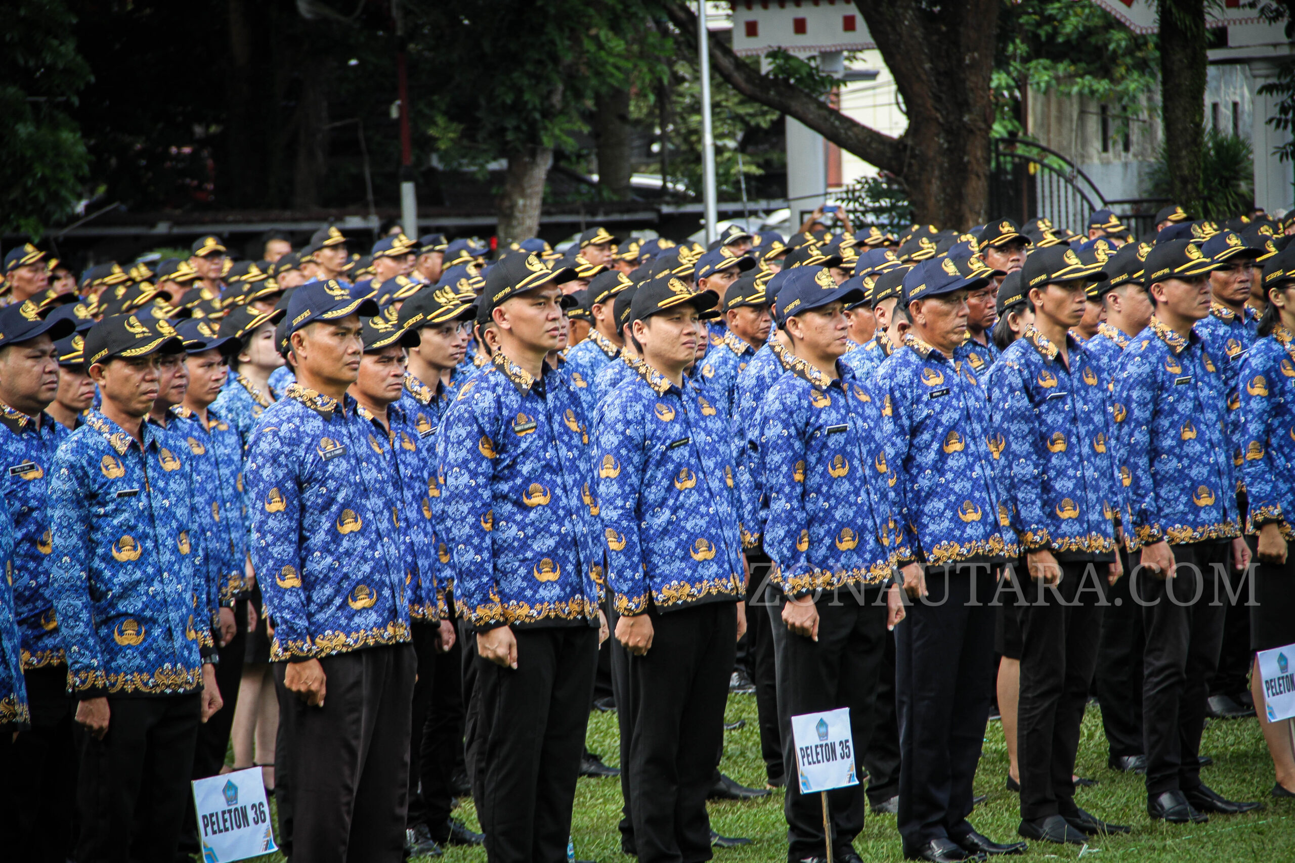FOTO: Momen 3.420 PPPK Sulut terima SK pengangkatan di Lapangan Kantor Gubernur 13 FOTO: Momen 3.420 PPPK Sulut terima SK pengangkatan di Lapangan Kantor Gubernur