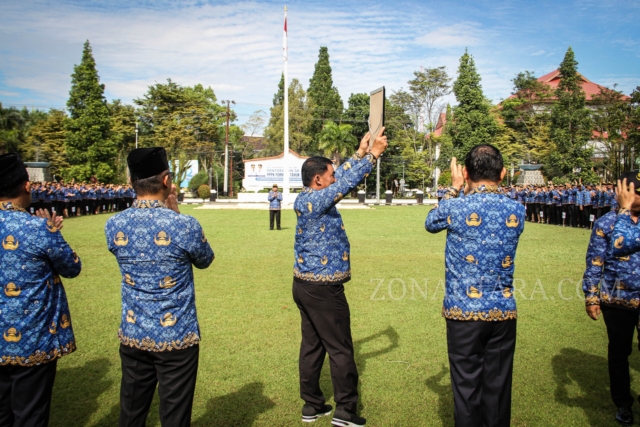FOTO: Momen 3.420 PPPK Sulut terima SK pengangkatan di Lapangan Kantor Gubernur 12 FOTO: Momen 3.420 PPPK Sulut terima SK pengangkatan di Lapangan Kantor Gubernur