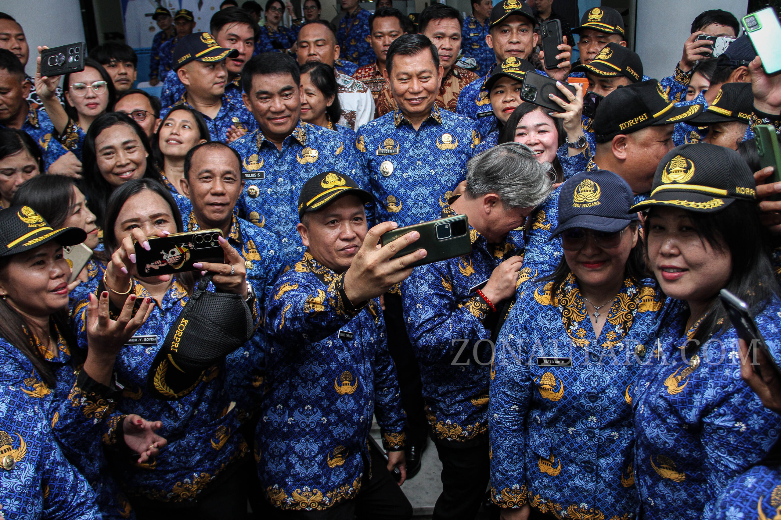 FOTO: Momen 3.420 PPPK Sulut terima SK pengangkatan di Lapangan Kantor Gubernur 15 FOTO: Momen 3.420 PPPK Sulut terima SK pengangkatan di Lapangan Kantor Gubernur