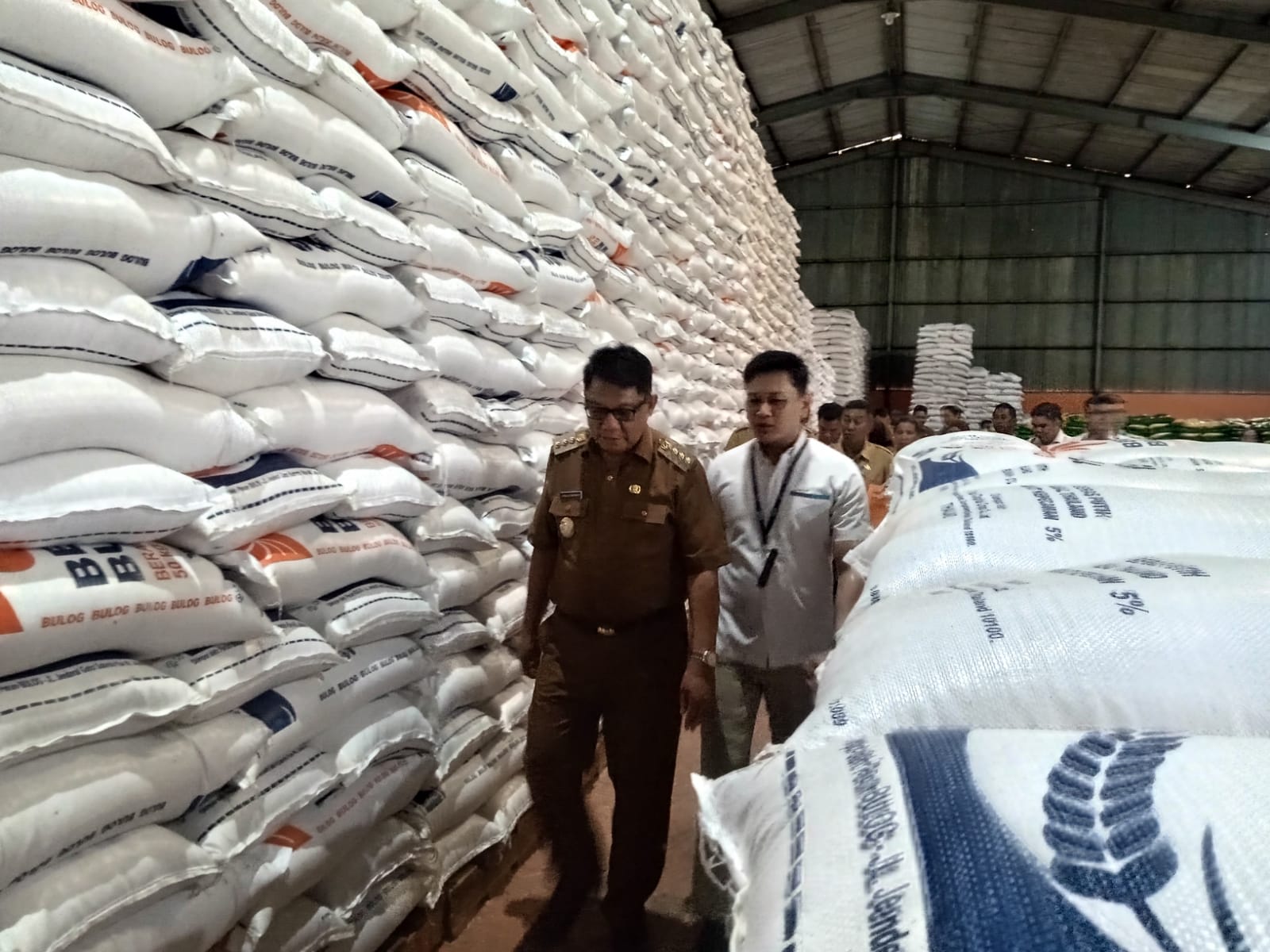 Krisis beras di lumbung padi: Mengapa harga terus meroket di Sulawesi Utara? 12 Abdullah Mokoginta, melakukan inspeksi langsung ke gudang Bulog Sub Divre Bolaang Mongondow, (Foto: PANTAU24.COM/Sajidin Kandoli).