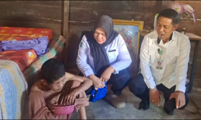 Ni Wayan Bentet (75), lansia yang hidup sebatang kara di Desa Mopugad Utara 2, saat dikunjungi tim Dinas Sosial dan Dinas Kesehatan Bolmong untuk asesmen bantuan perlindungan sosial. (Foto: Aksaranews).
