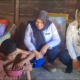 Ni Wayan Bentet (75), lansia yang hidup sebatang kara di Desa Mopugad Utara 2, saat dikunjungi tim Dinas Sosial dan Dinas Kesehatan Bolmong untuk asesmen bantuan perlindungan sosial. (Foto: Aksaranews).